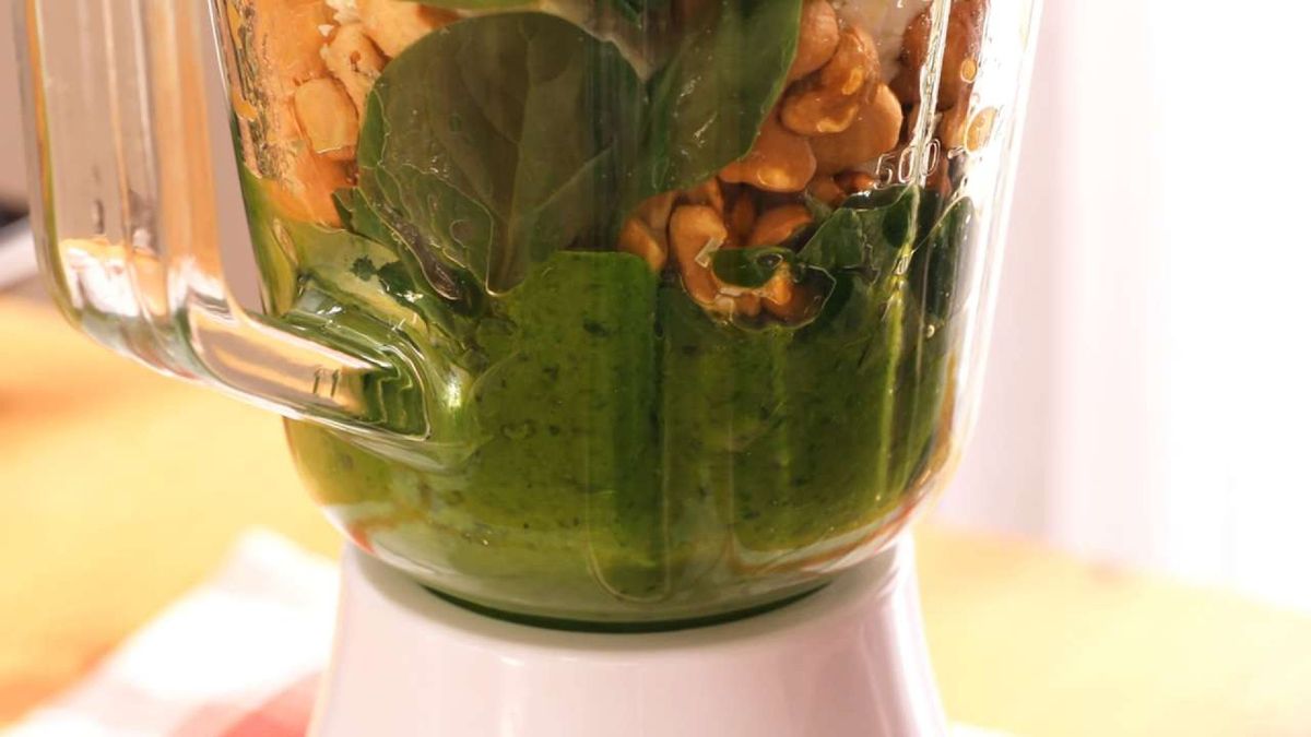 fusilli con salsa de espinacas y queso  paso 2