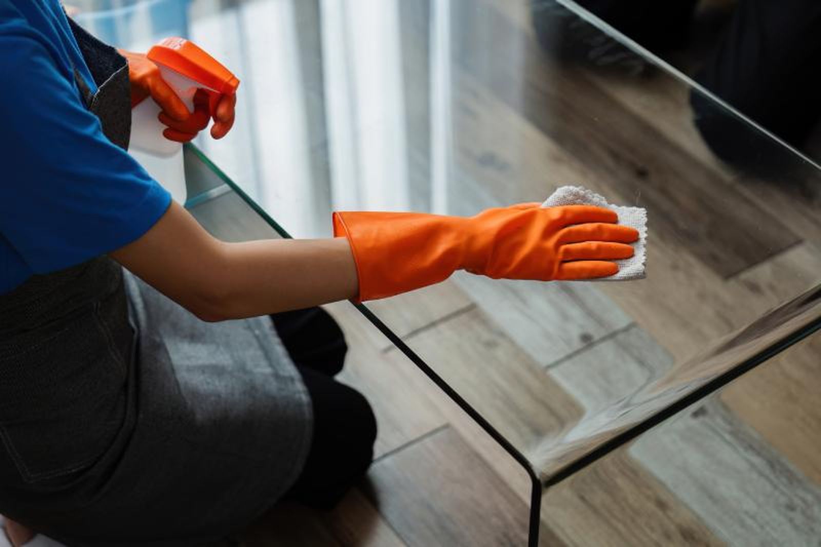 Para mantener tu mesa de cristal impecable opta por limpiadores ecológicos