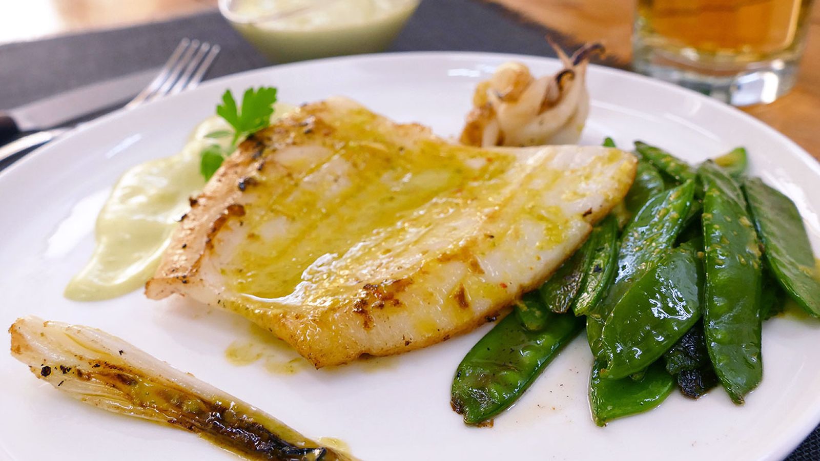 Receta de sepia a la plancho con alioli y tirabeques