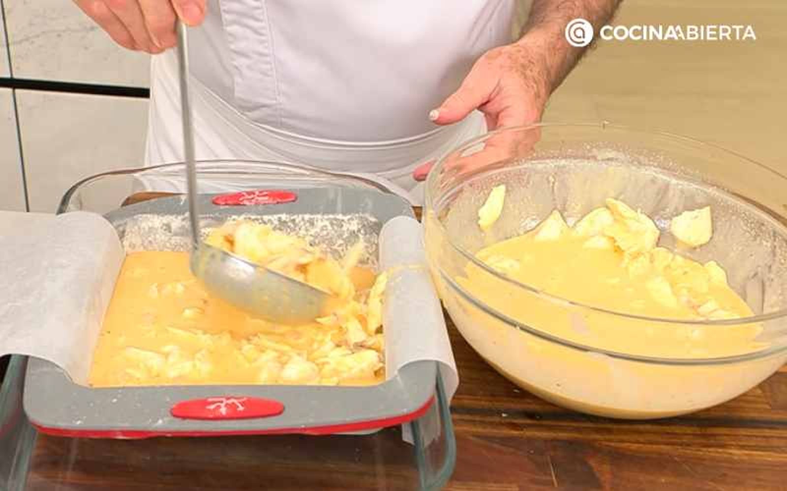 Vierte la mezcla en el bol y hornea