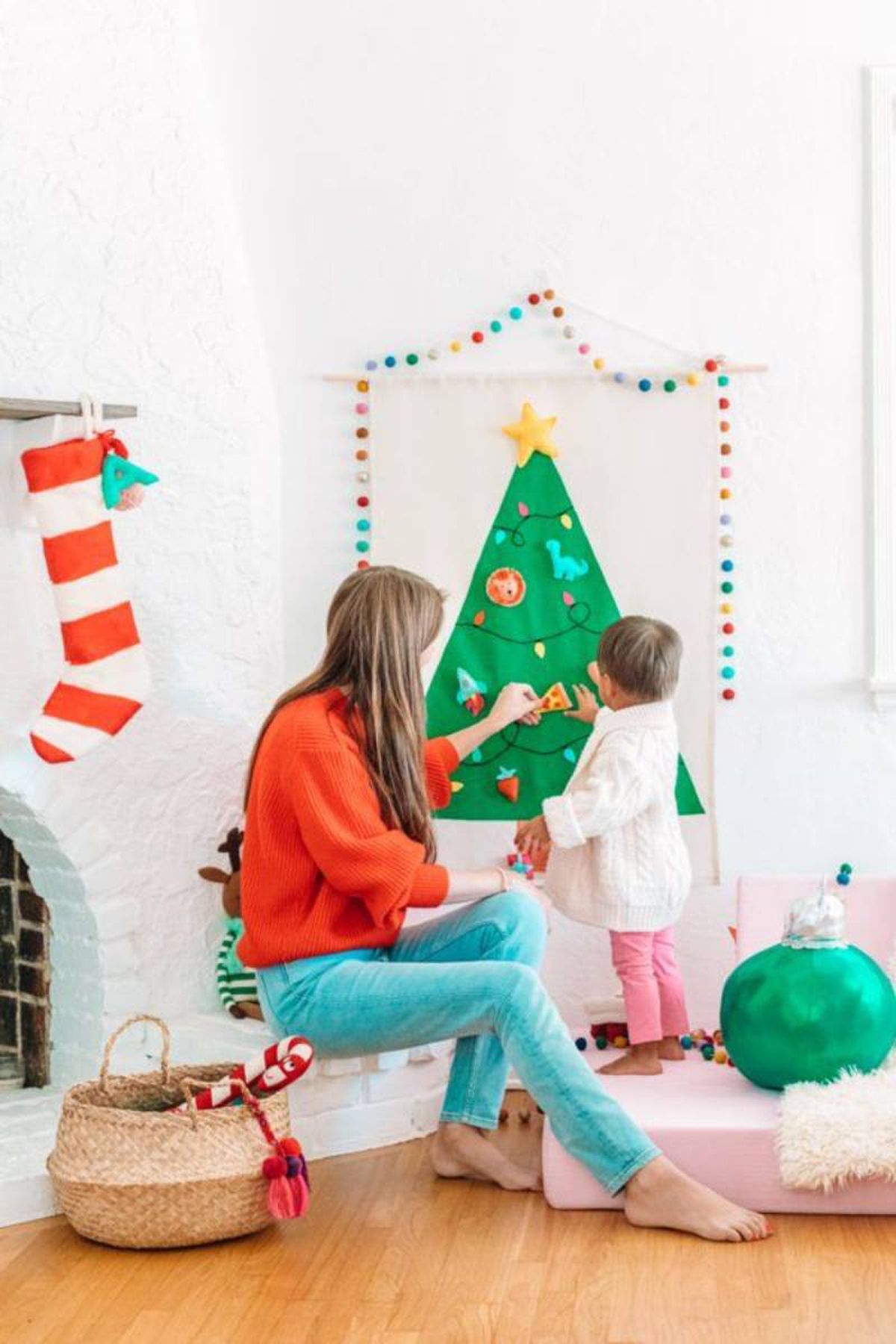 Rincón navideño con árbol de fieltro en la pared.