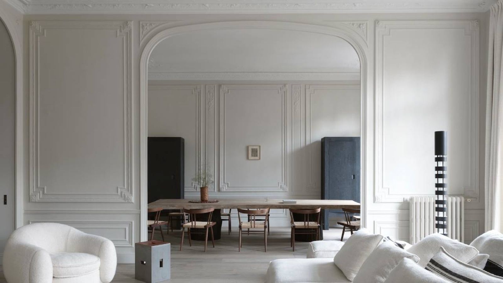 Salón con arco decorativo.