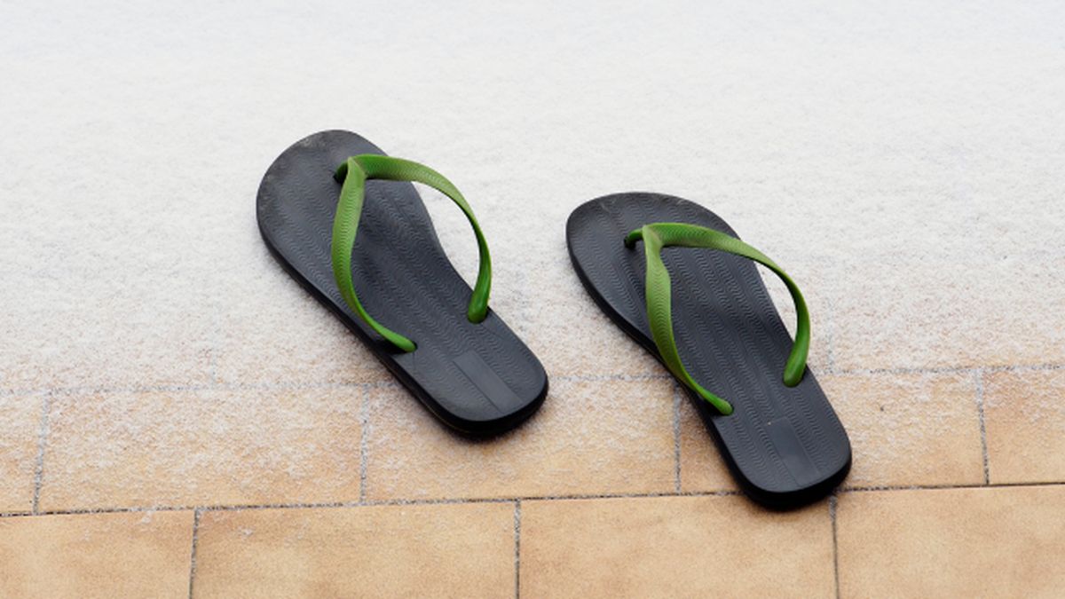 no deberias ducharte descalzo en el gimnasio 3 razones poderosas chancletas