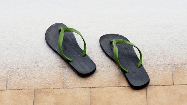 no deberias ducharte descalzo en el gimnasio 3 razones poderosas chancletas