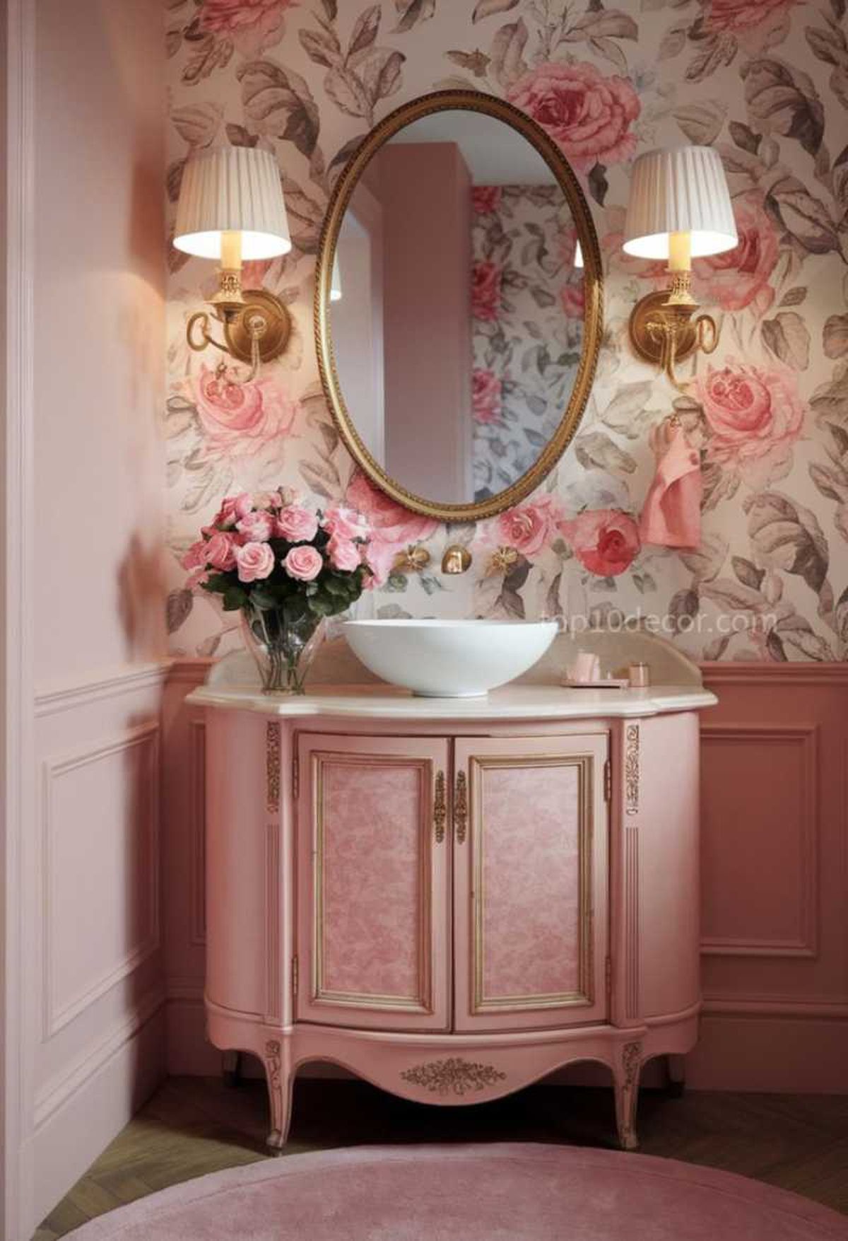 Baño rosa de estilo retro-glam.