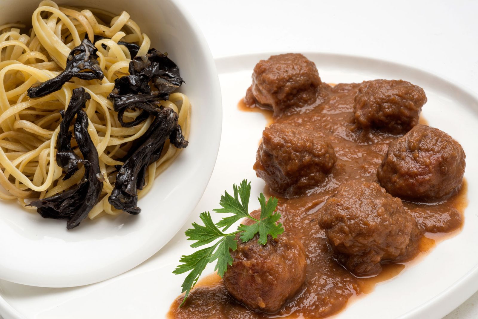 5659 1 Albondigas en salsa con pasta salteada xl