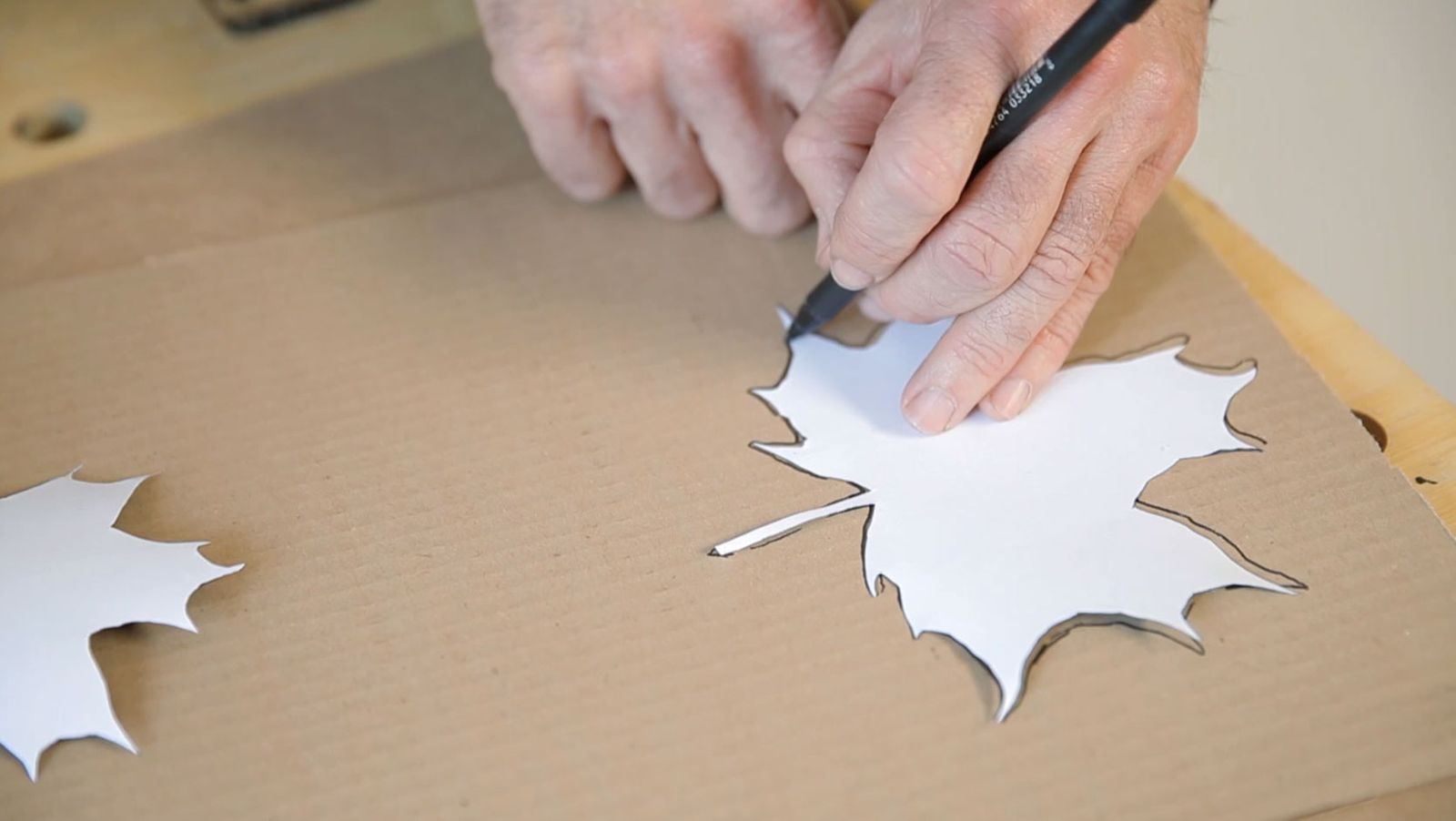 Cómo hacer hojas de cartón para decorar la pared paso 1