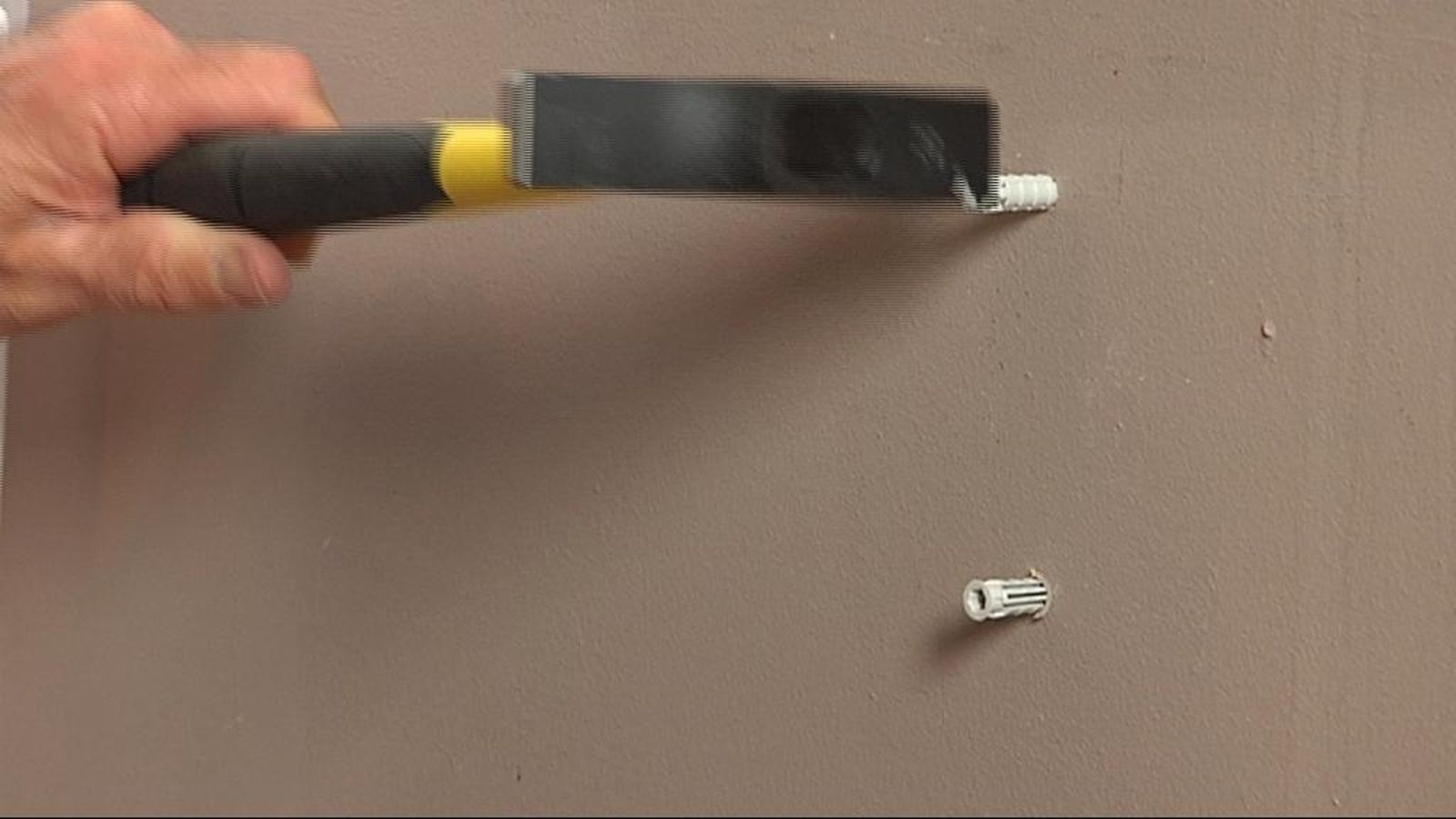 Colocar radiador en la pared paso3