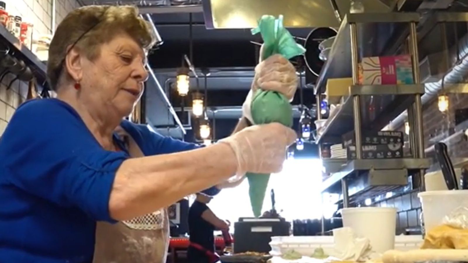 Descubre el restaurante de Nueva York donde las cocineras son abuelas de todo el mundo