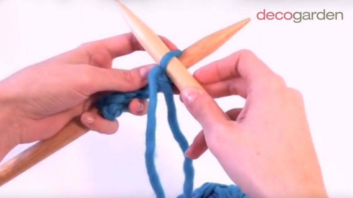 Primer paso para hacer punto del revés o punto espiga.