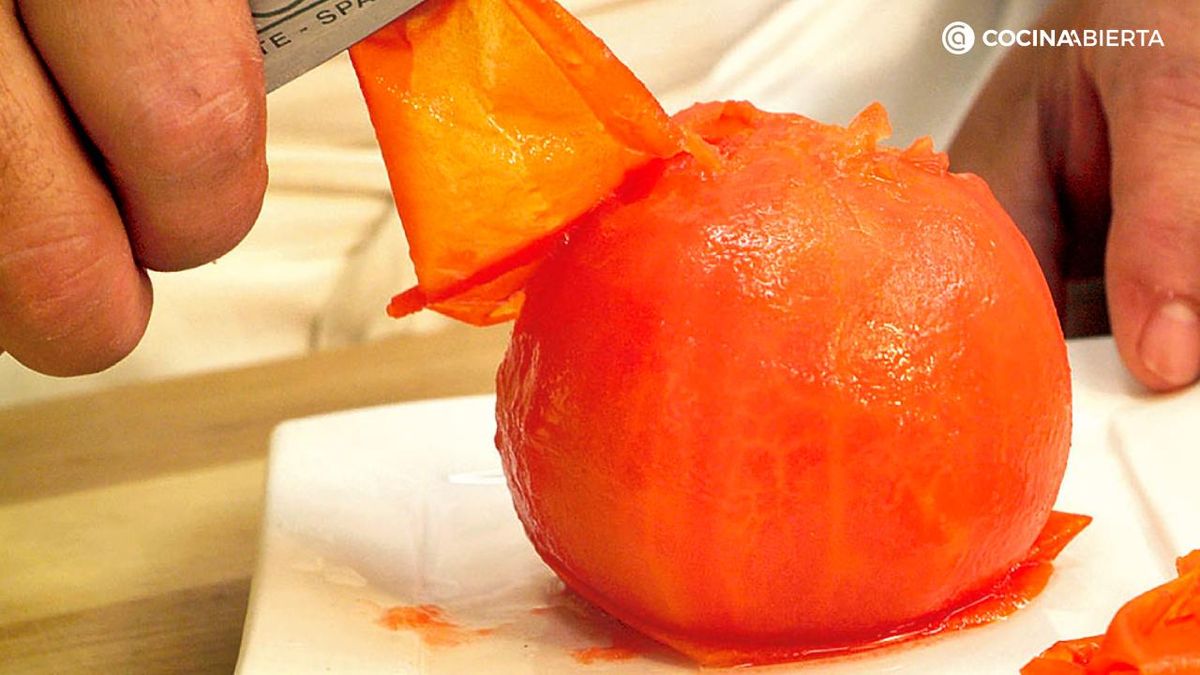 Simplifica el proceso de pelar tomates