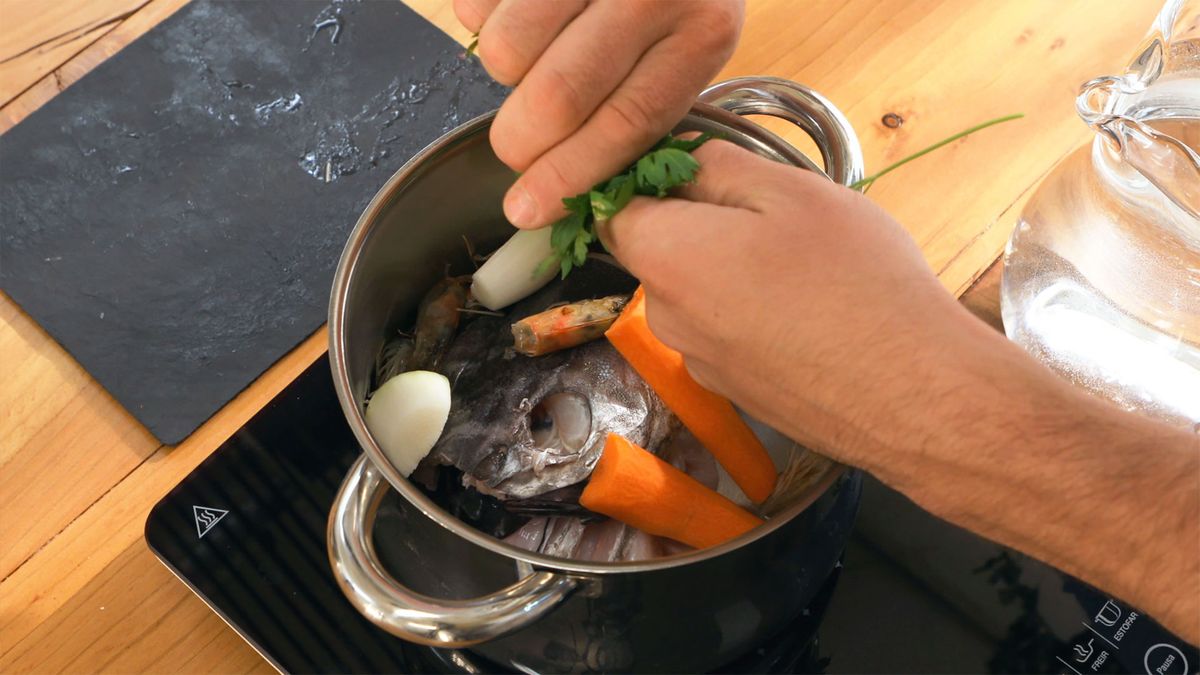 Receta sopa de pescado  paso 1