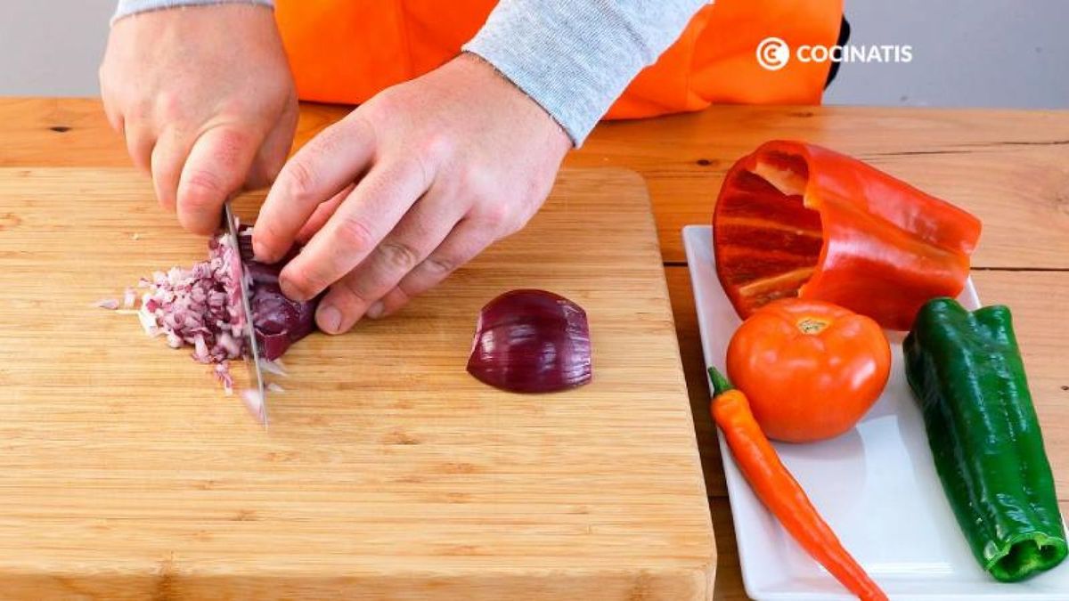 Pica finamente las verduras