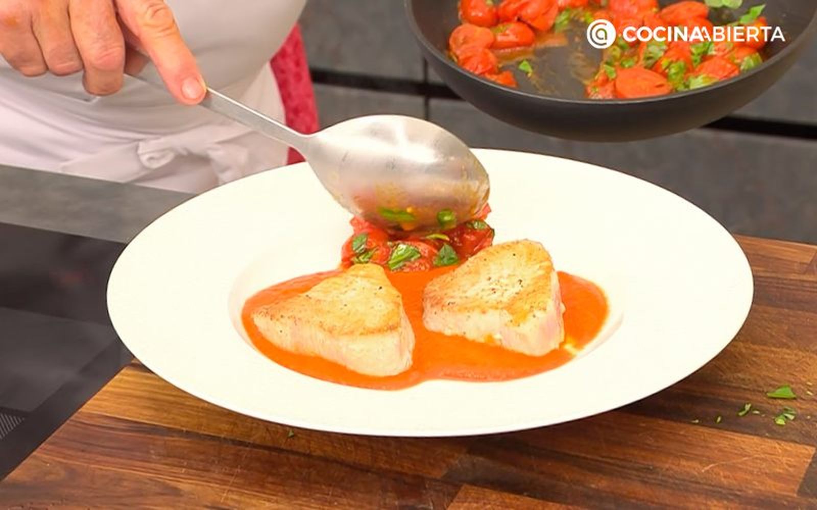 Acompaña el bonito con salsa vizcaína y tomates cherry