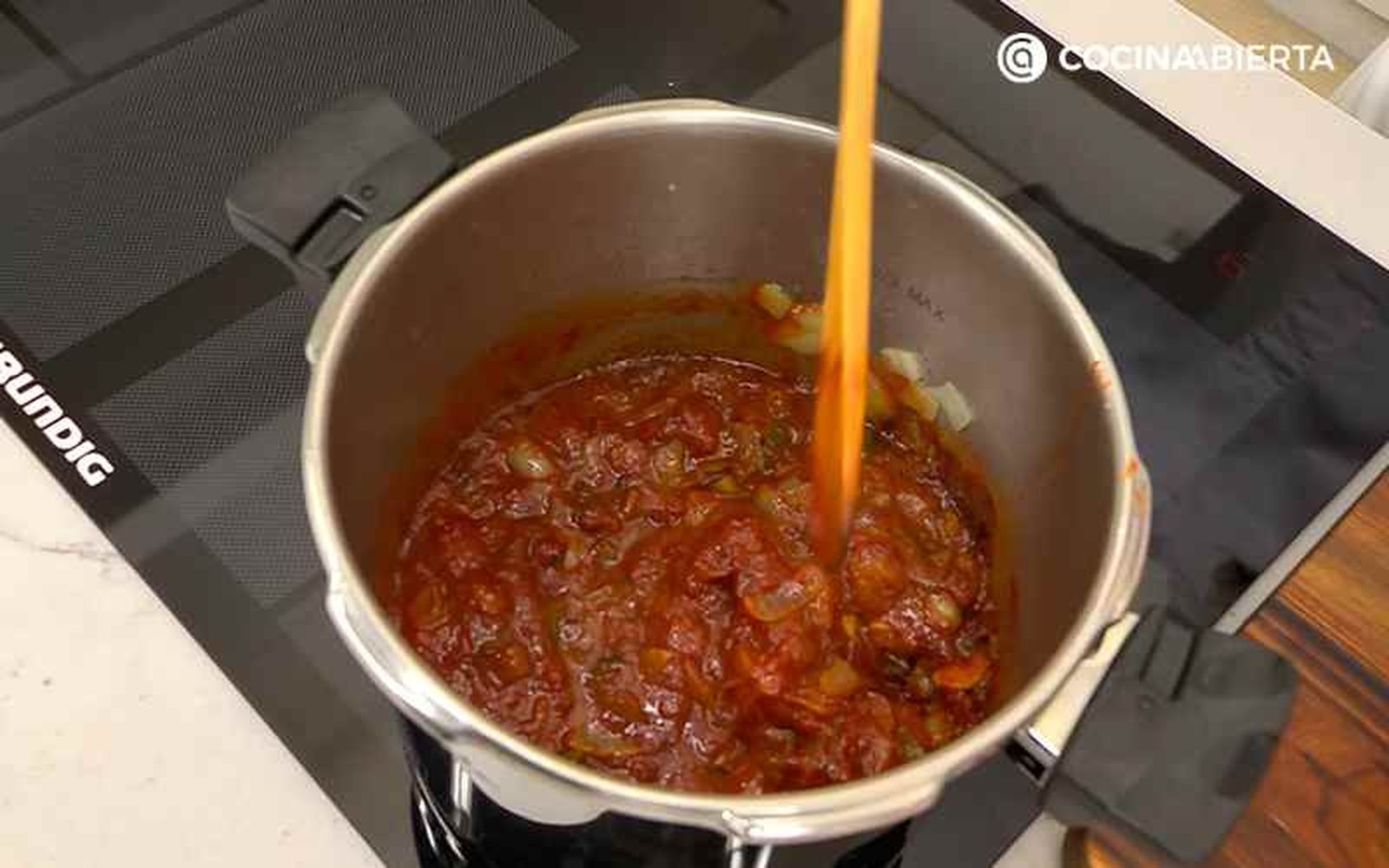 Añade la salsa de tomate