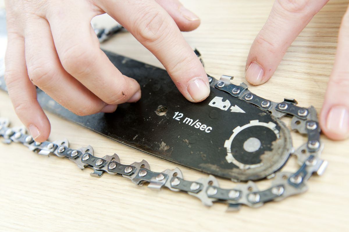 Cómo cambiar la cadena de la motosierra p5