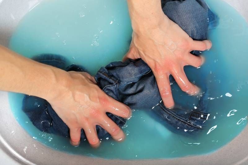 Lava tu ropa con regularidad para evitar que las manchas se fijen a las fibras
