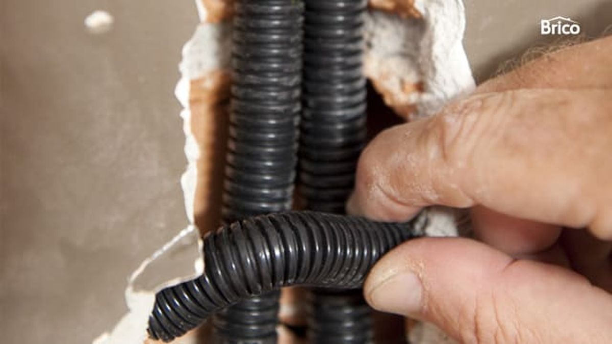 brico 0577 colgar tv pared sin que se vean los cables paso5