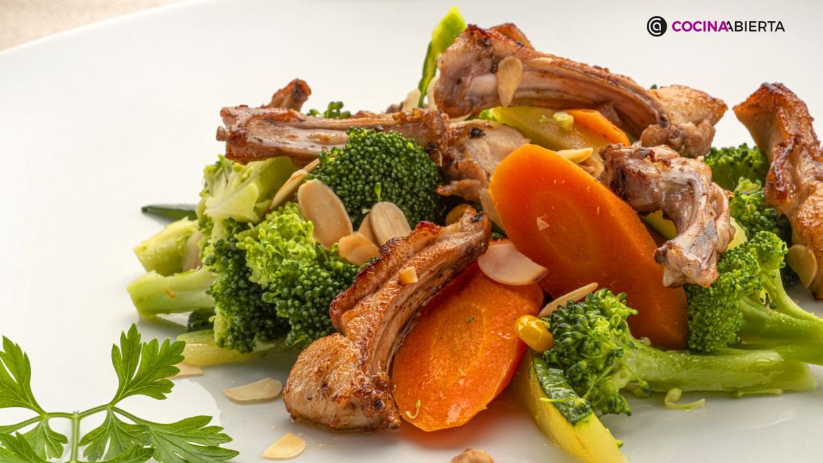 KARL7206 Verduras salteadas costillas conejo