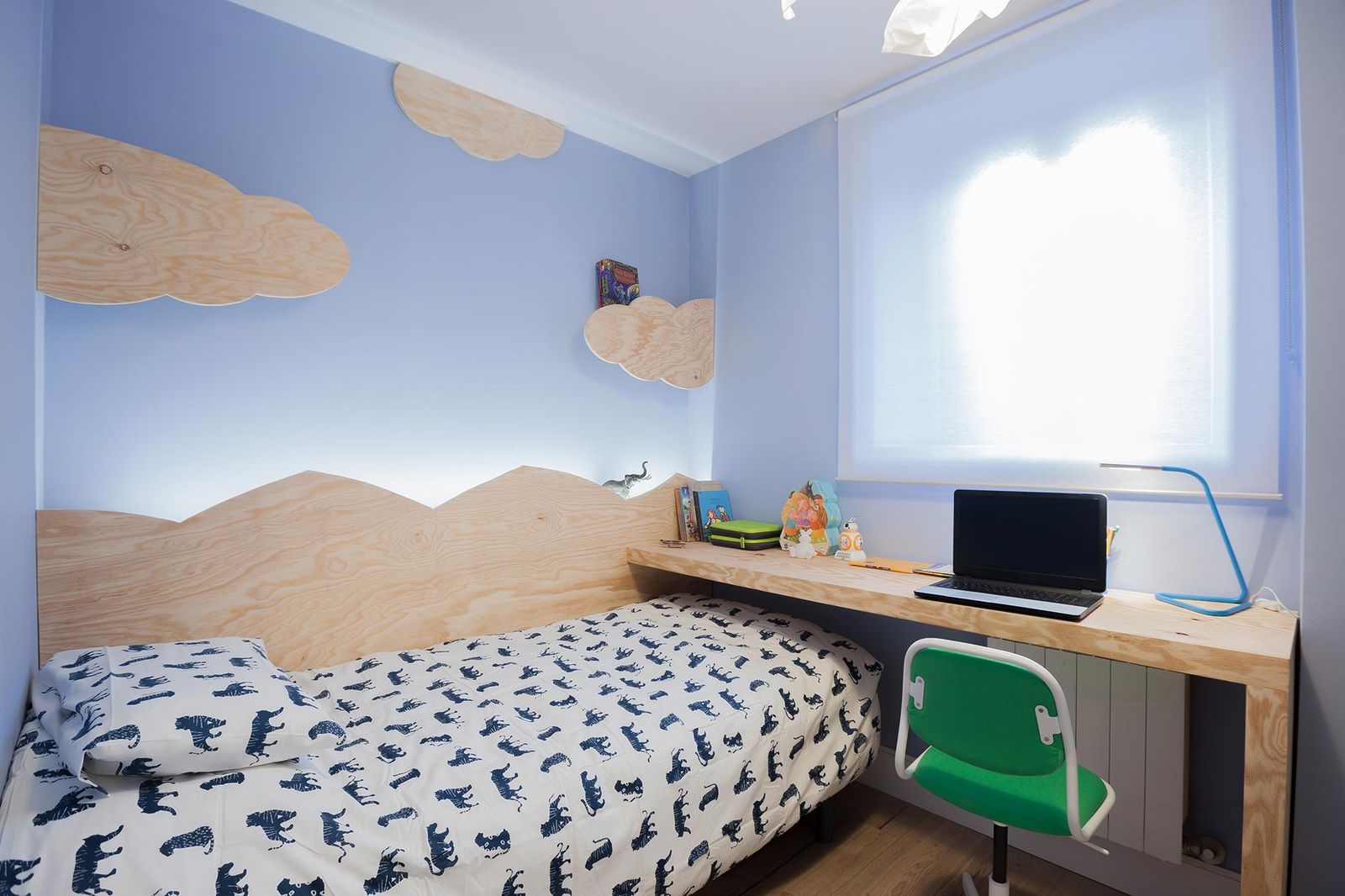 DEKO0719 dormitorio infantil con escritorio friso madera