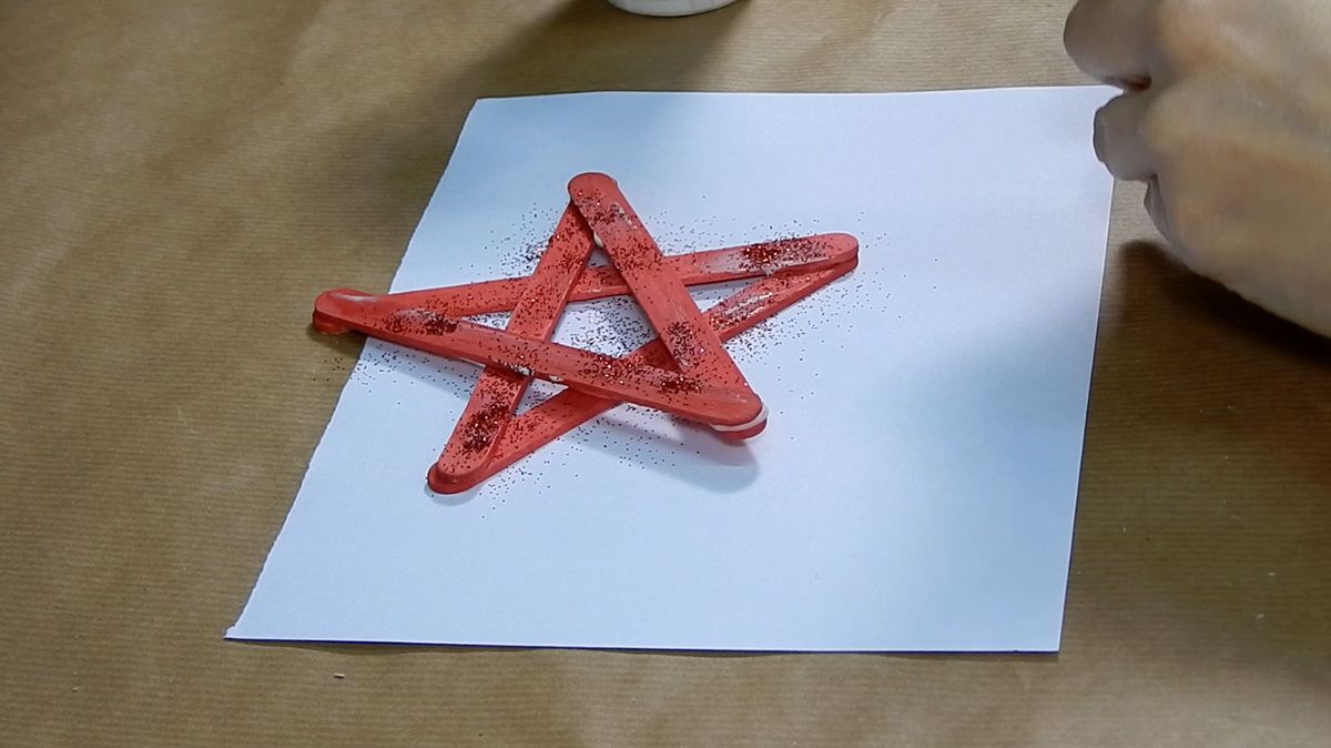 Cómo hacer estrellas con palos de helado paso 4