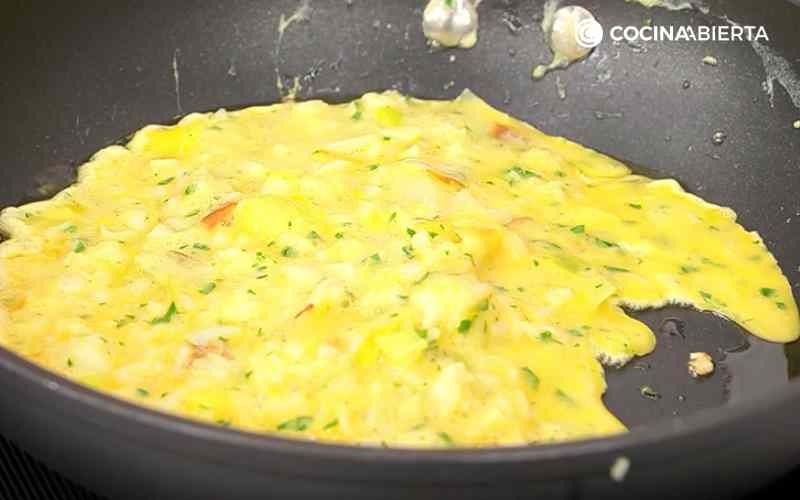 Cuaja la tortilla de bacalao y puerro