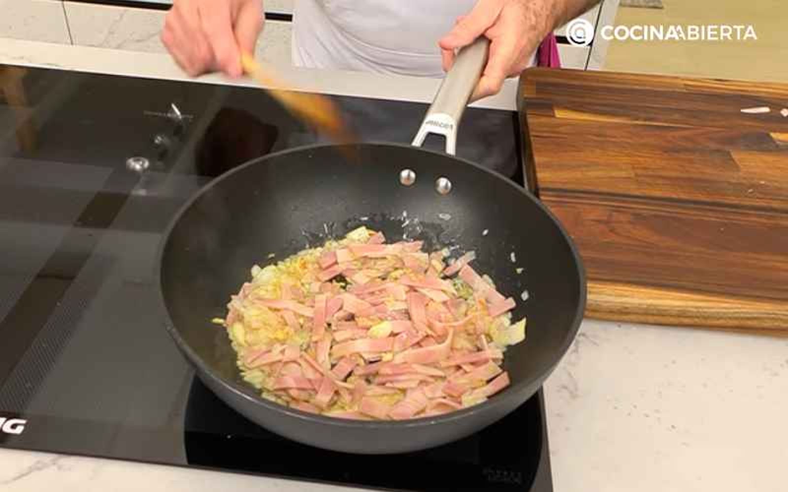 Saltea la panceta con la cebolla