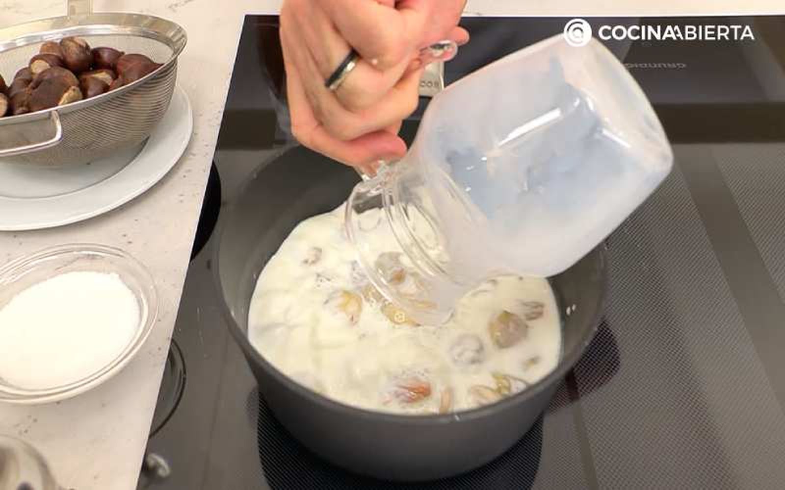Cubre las castañas con leche