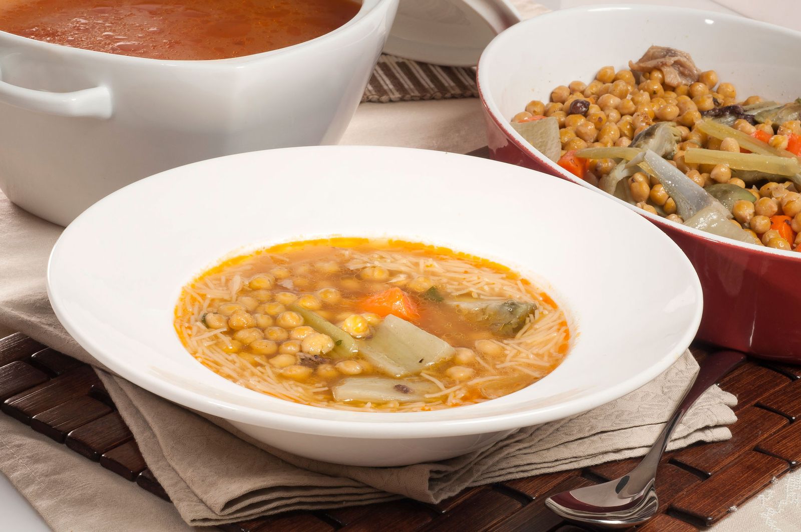 1757 Garbanzos con verduras y su caldo en sopa (941) xl