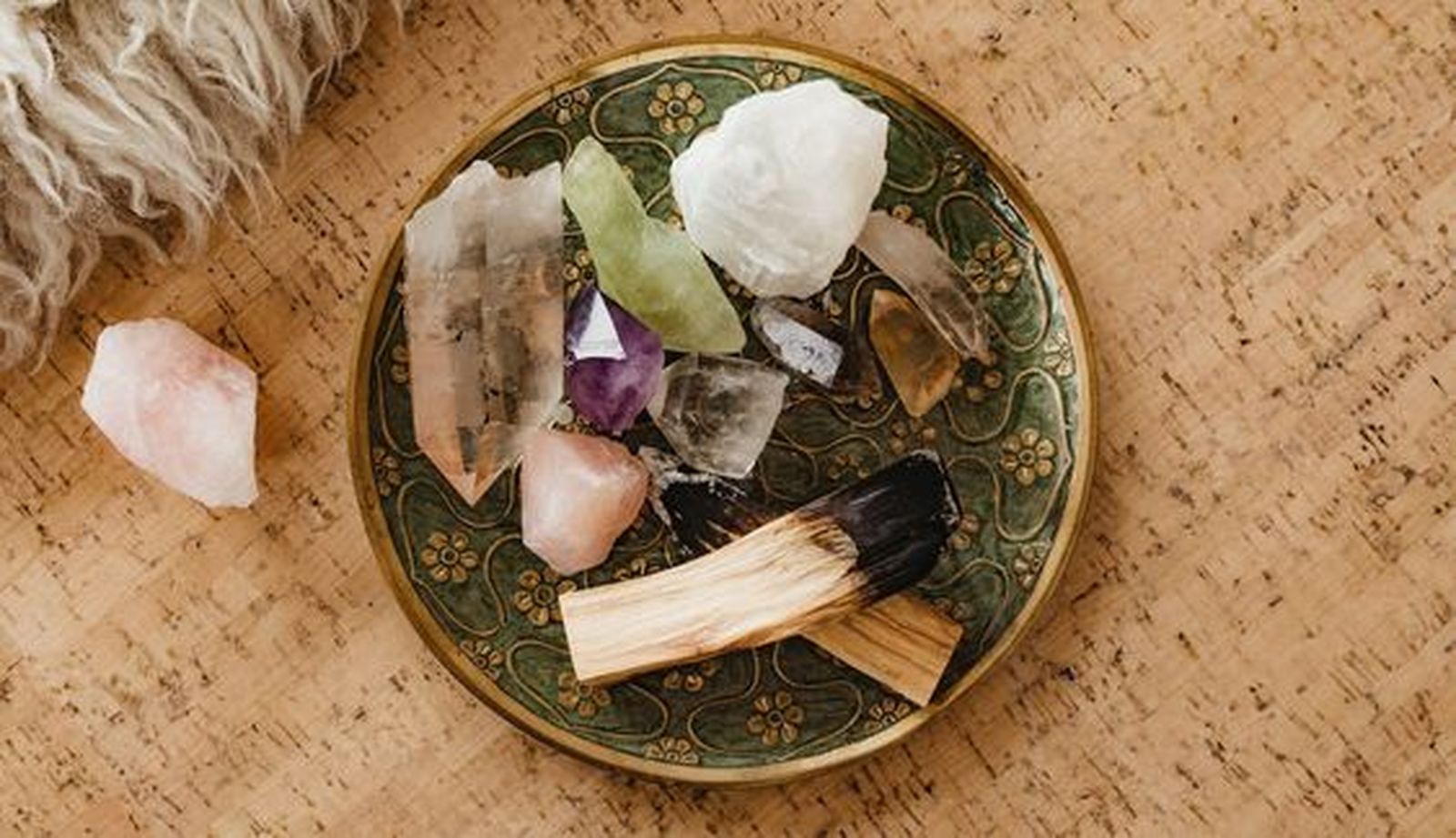 altar pagano piedras y palo santo