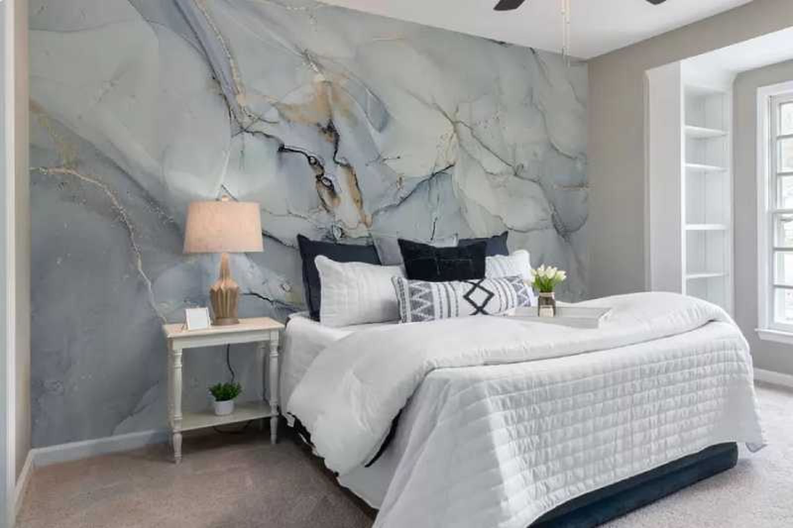 Dormitorio con mural de mármol.