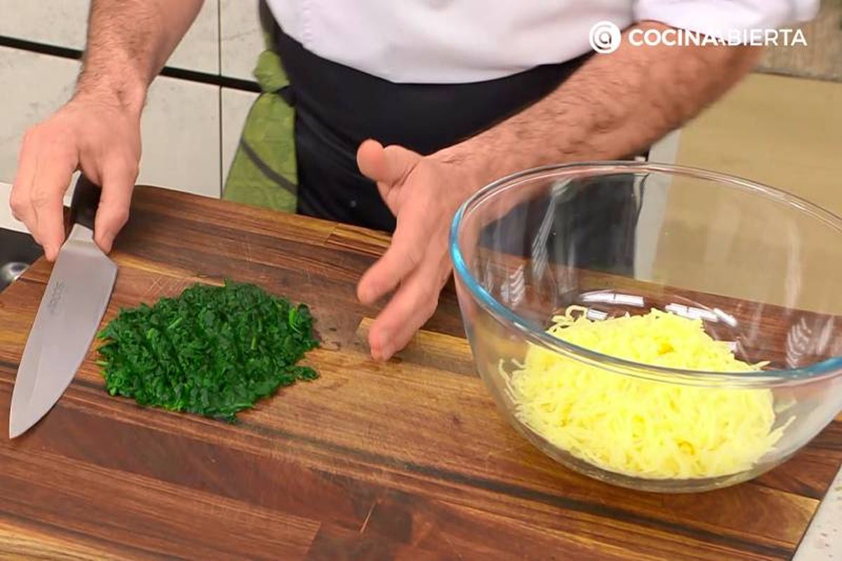 Elaboración de la receta de ñoquis de espinaca rellenos de queso - Prepara la masa de ñoquis