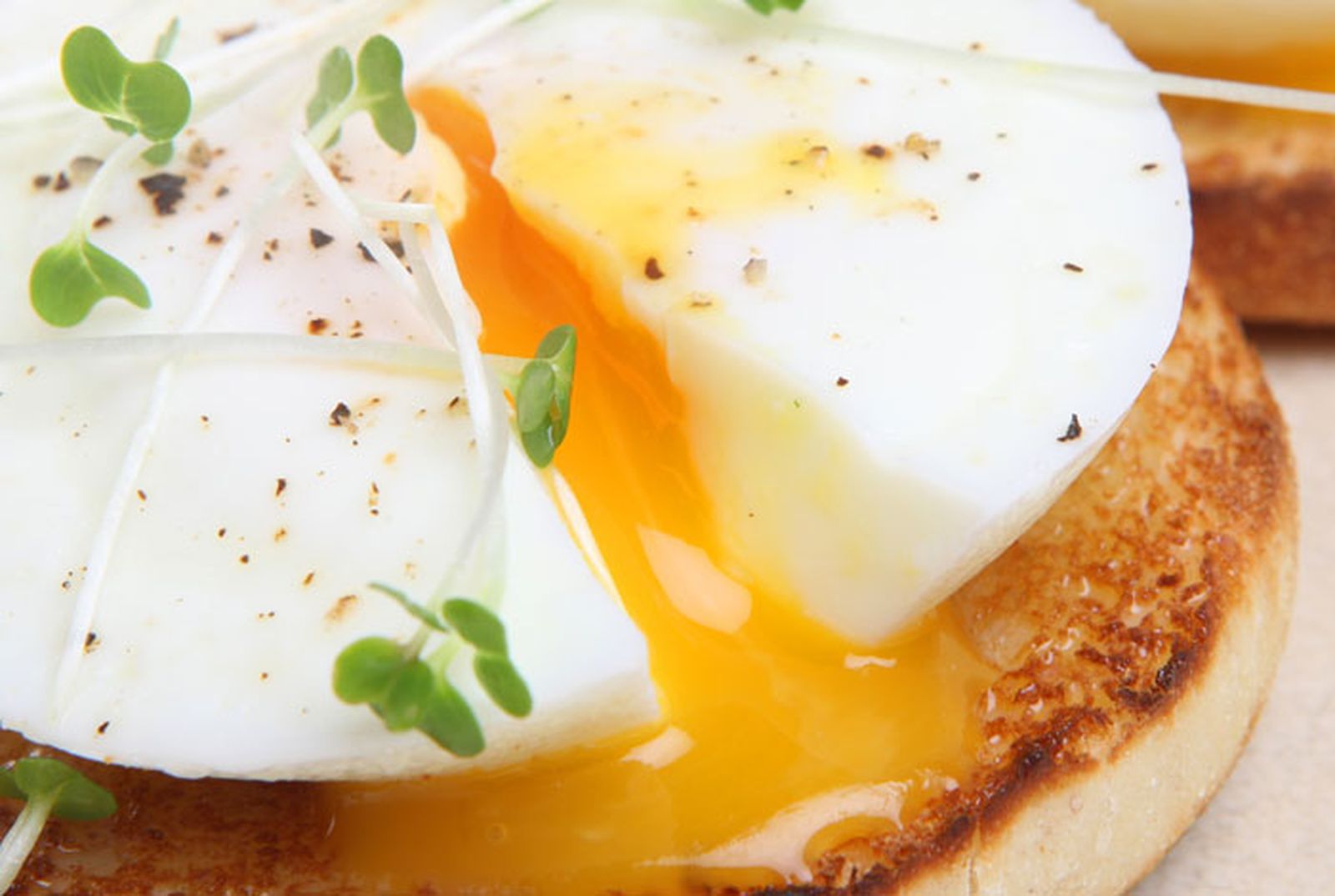 cocinar huevos escalfados