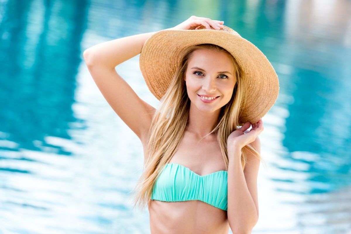 Una de las opciones más acertadas para las mujeres rubias, es el verde esmeralda