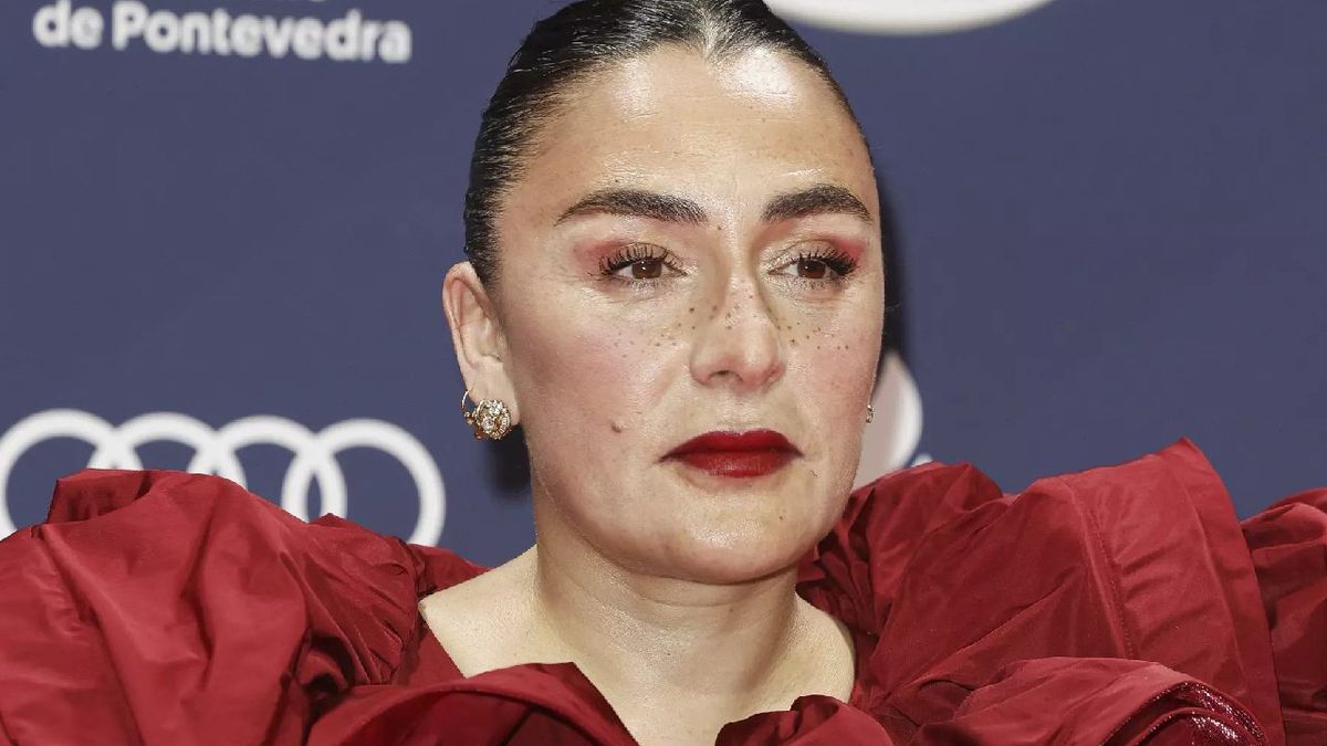 Candela peña en los Premios Feroz 2025 con pecas falsas