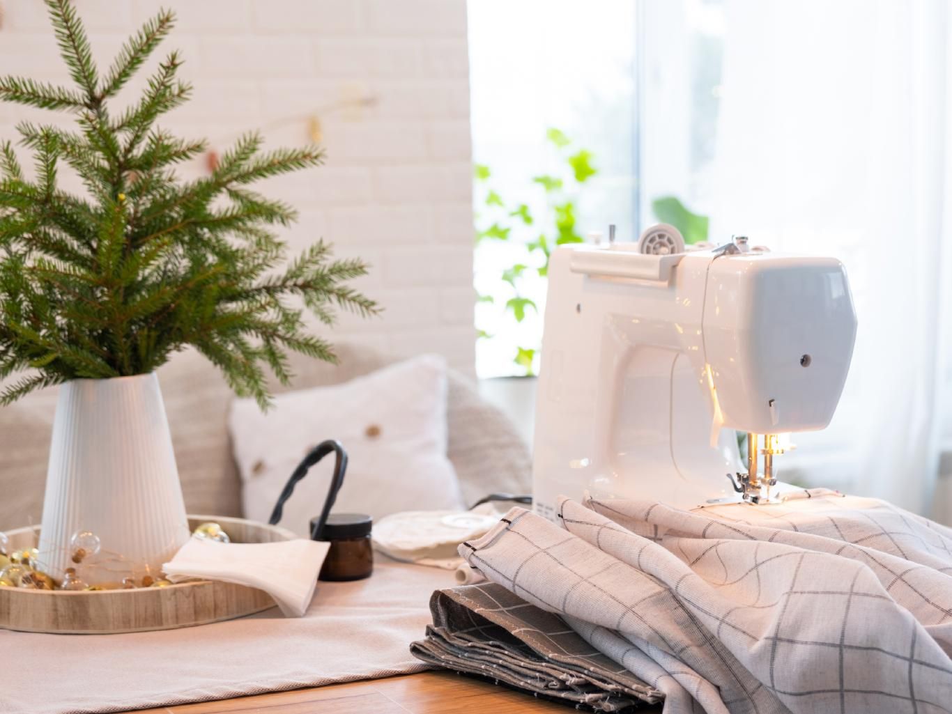 Hacer un mantel con cortinas es una buena idea para reutilizarlas.