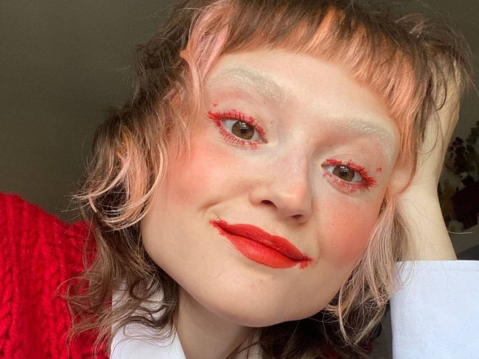 Las cejas decoloradas se convierten en el complemento ideal para looks artísticos.