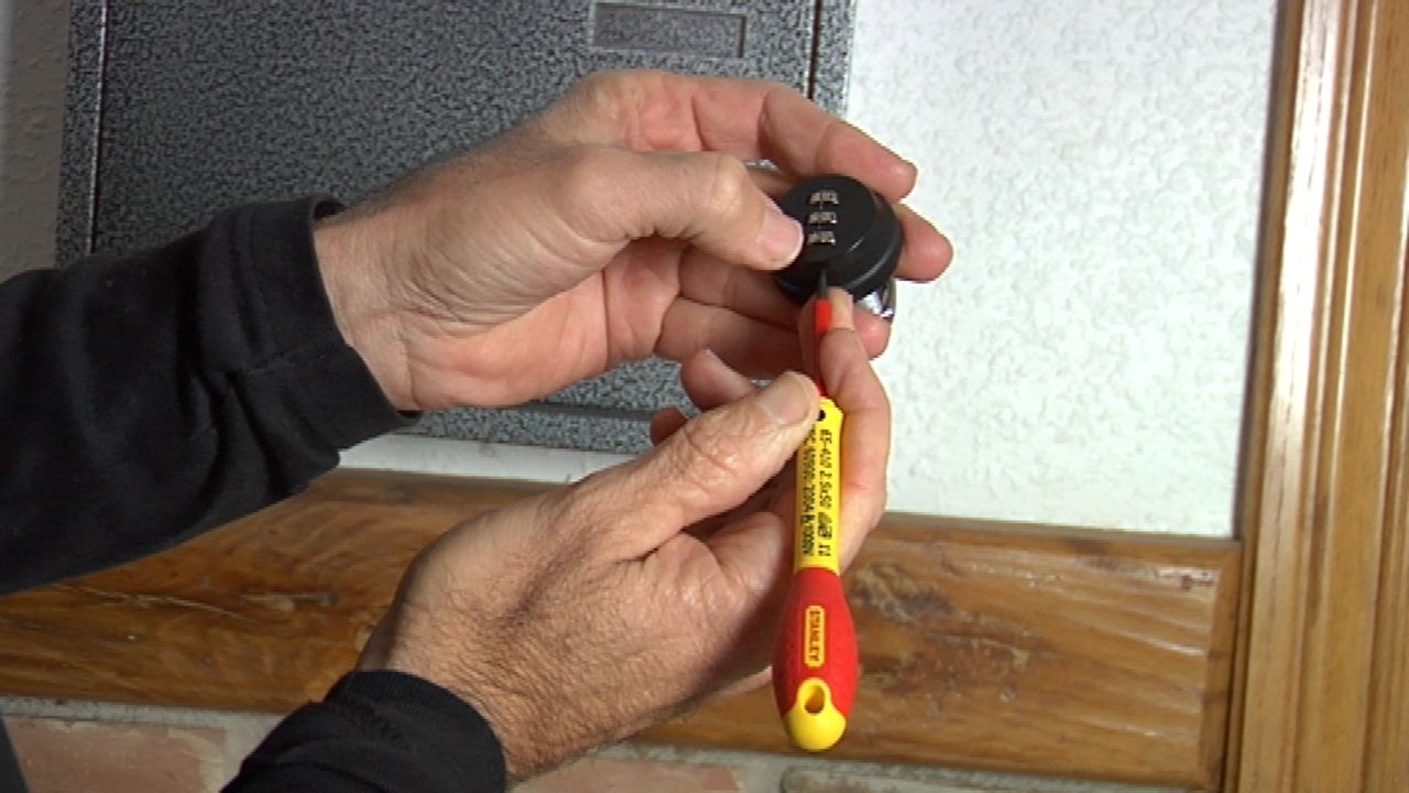 Cerradura de combinación para buzón paso 1