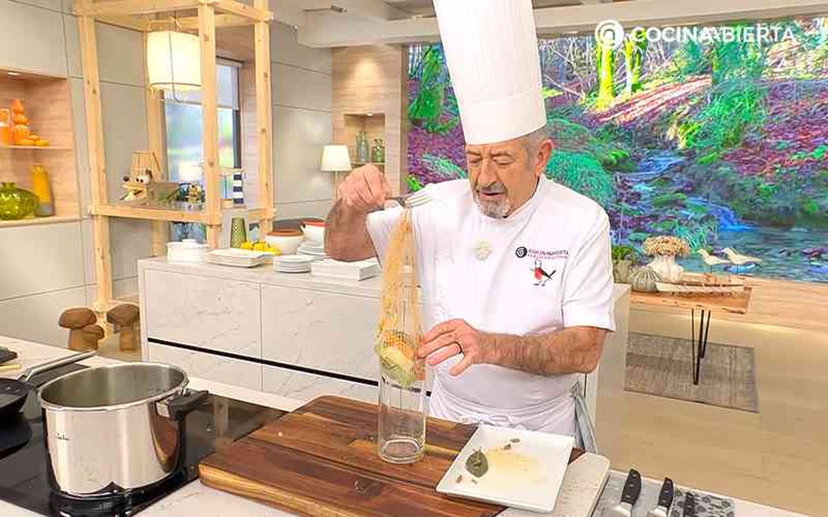 Pon las verduras en un vaso batidor y tritura