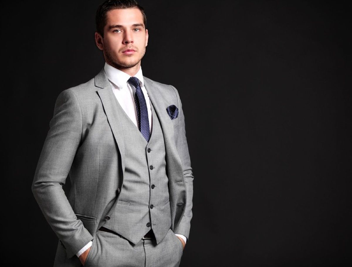 Traje gris con chaleco, ideal para ocasiones especiales