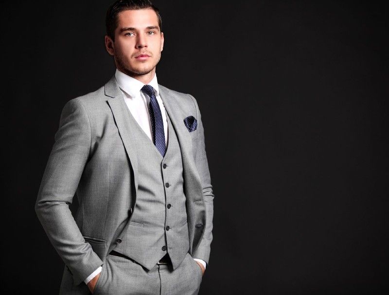 Traje gris con chaleco, ideal para ocasiones especiales