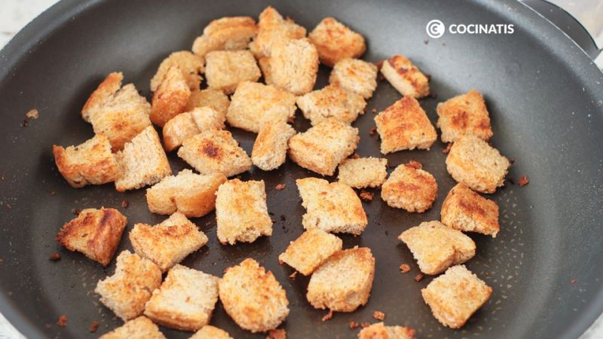 Tostamos el pan para hacer picatostes