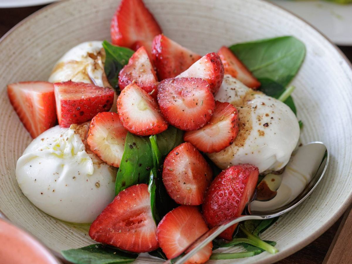 La versión con fresas de ensalada caprese y mozzarella es perfecta para una cena ligera o un entrante diferente.