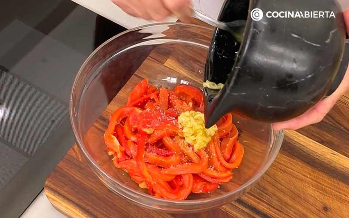 Mezcla los pimientos con los ajos asados