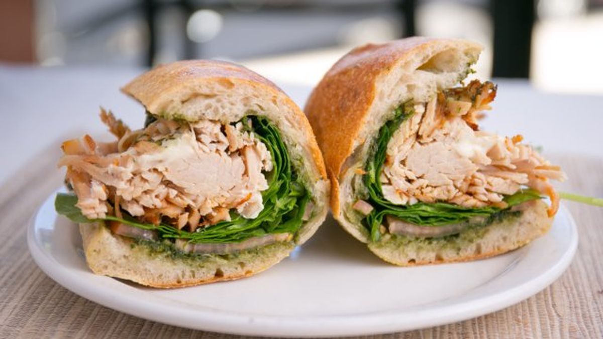 bocadillo pollo asado tomate lechuga