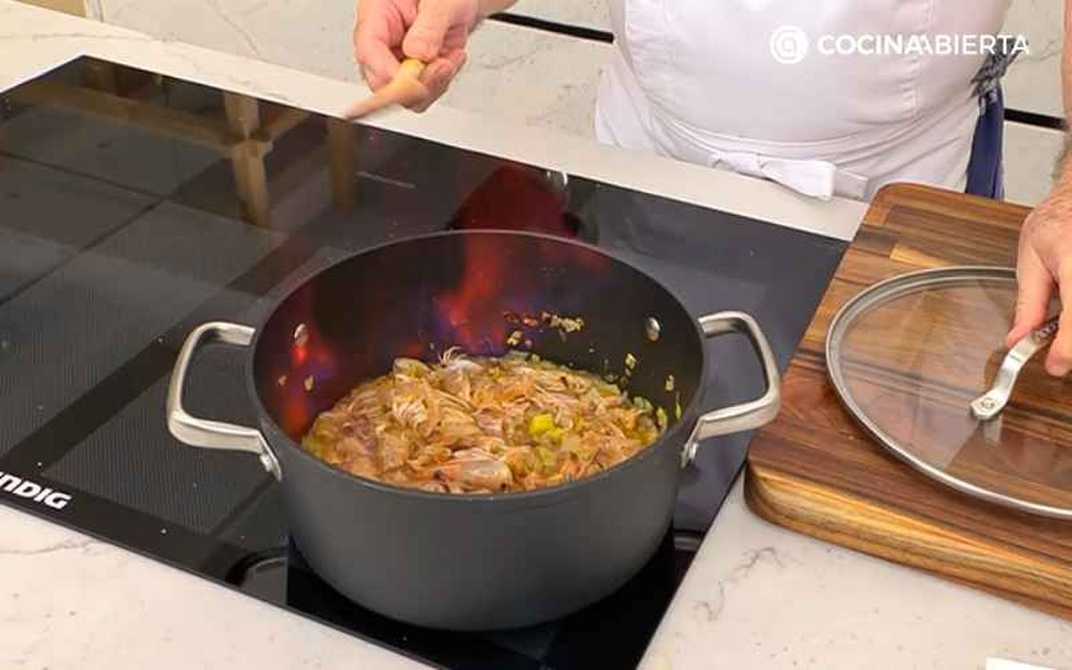 Flambea el sofrito para la salsa americana