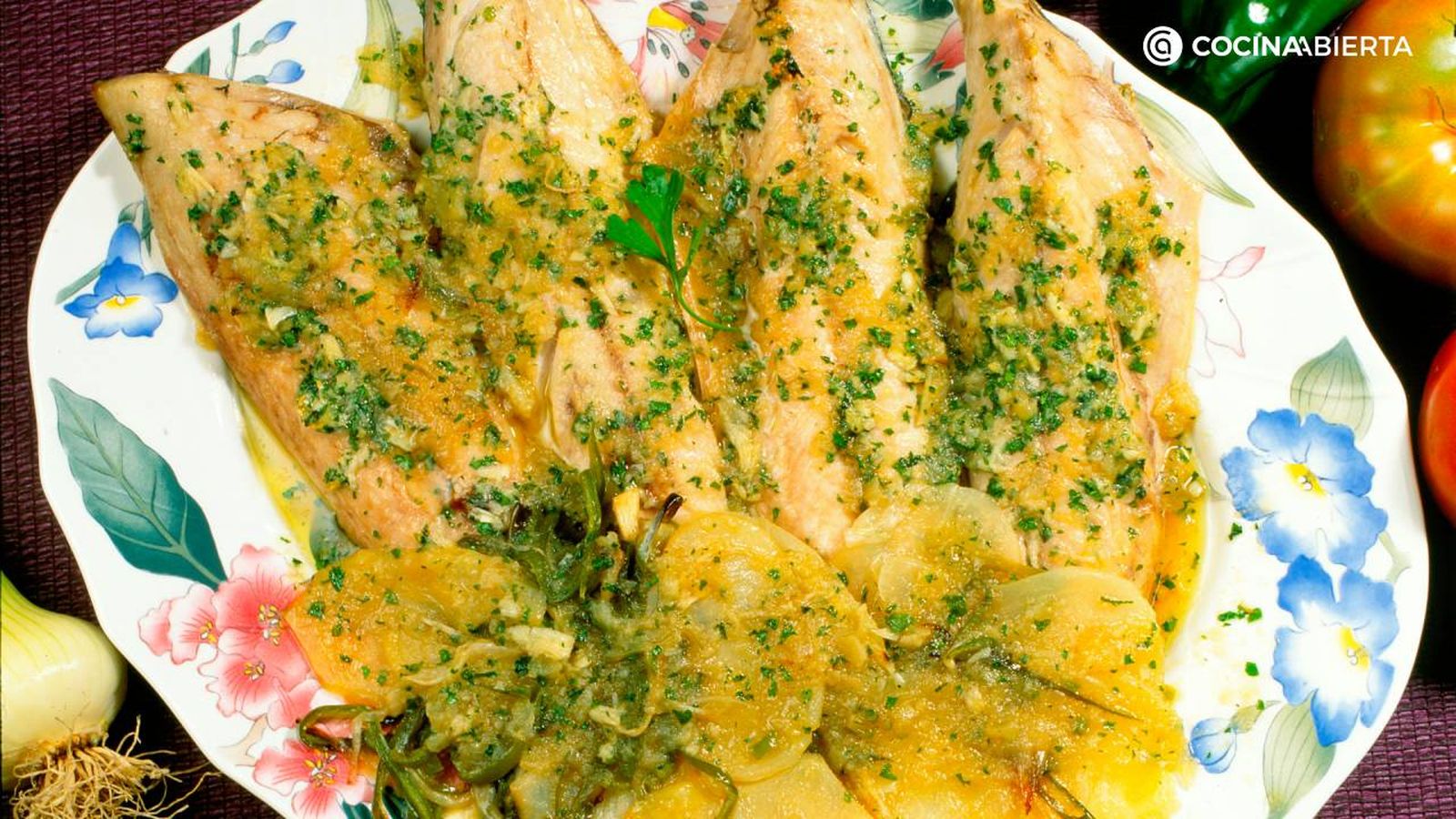 El verdel al horno con patatas es un plato tradicional fácil de preparar