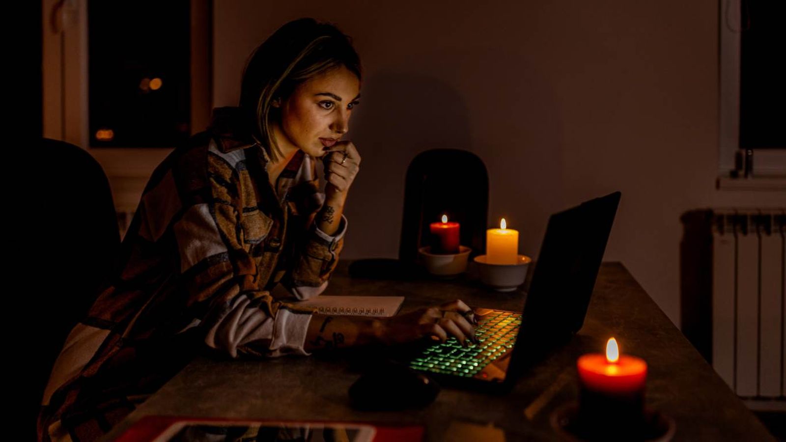 Persona trabajando sin luz