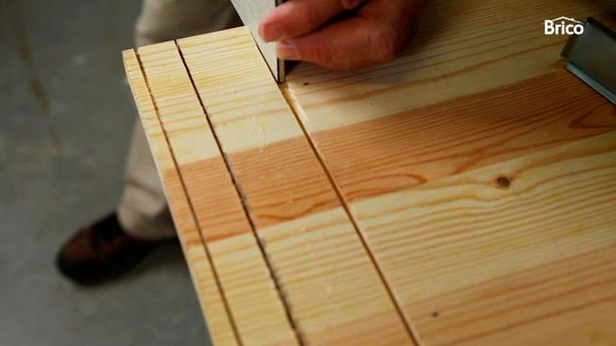 Cómo hacer ranuras en madera con la sierra paso 7