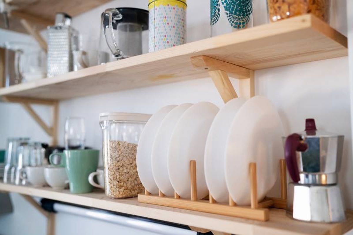 Estantería de cocina bien organizada.
